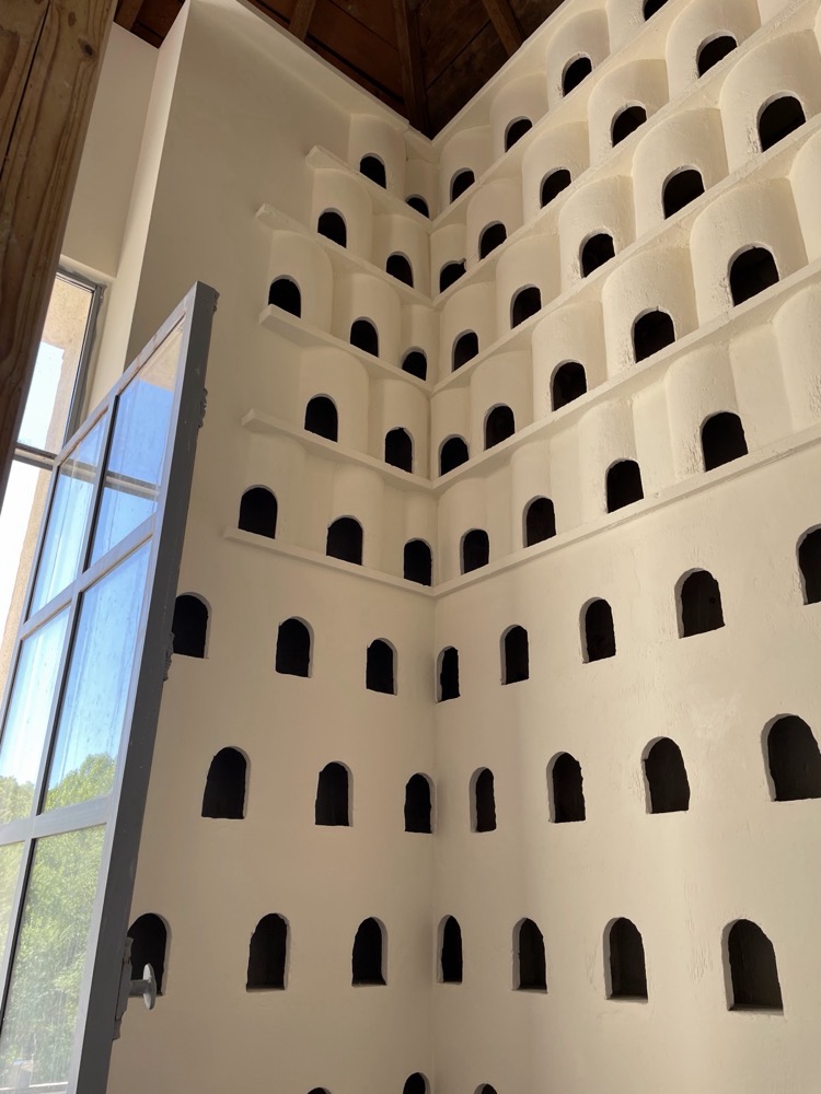 Mur décoratif en niches voûtées, finition sur mesure